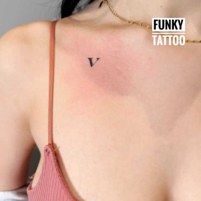 tatuaje fete tatuaj litera pe clavicula salon tatuaje bucuresti