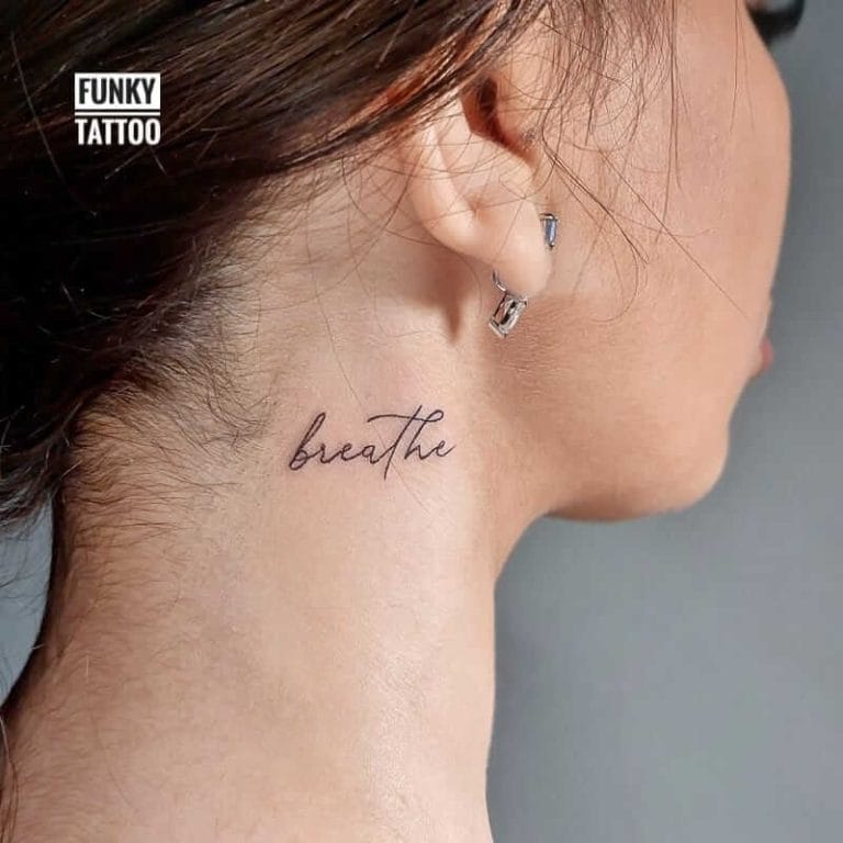 tatuaje fete tatuaj pe gat tatuaj scris