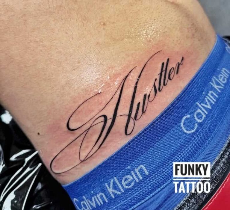 tatuaj barbati tatuaj scris pe abdomen salon tatuaje