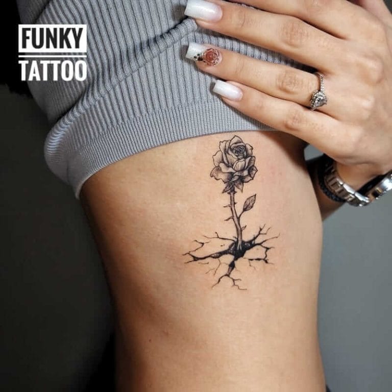 tatuaj fete pe coaste tatuaj trandafir tatuaje frumoase salon tatuaje