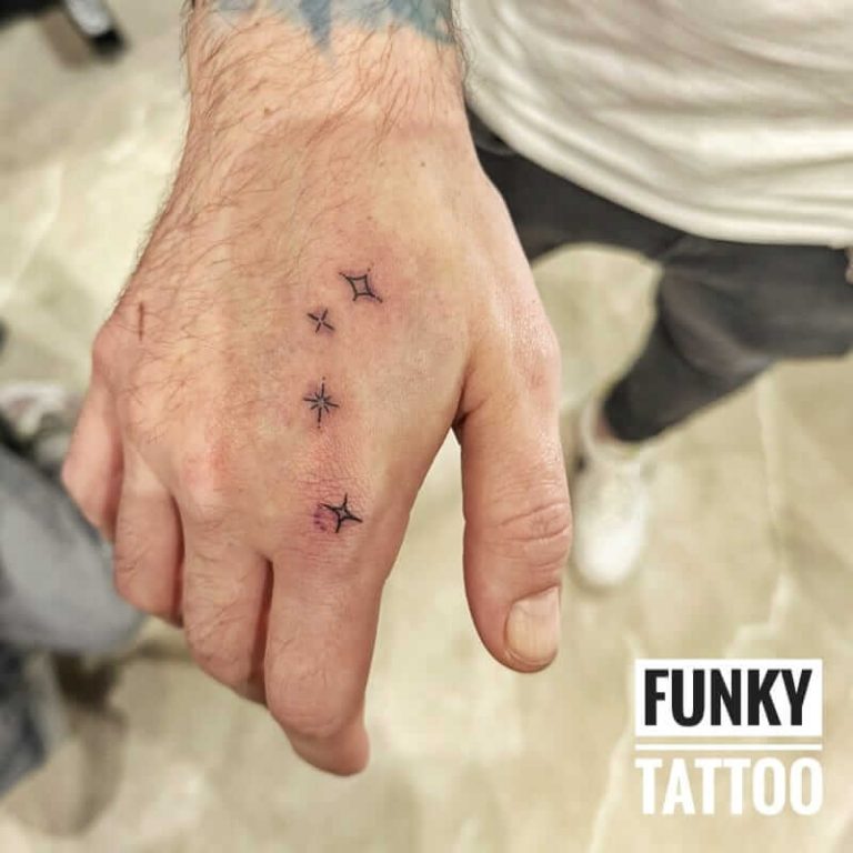 tatuaje barbati tatuaj pe mana tatuaj stelute salon tatuaje bucuresti