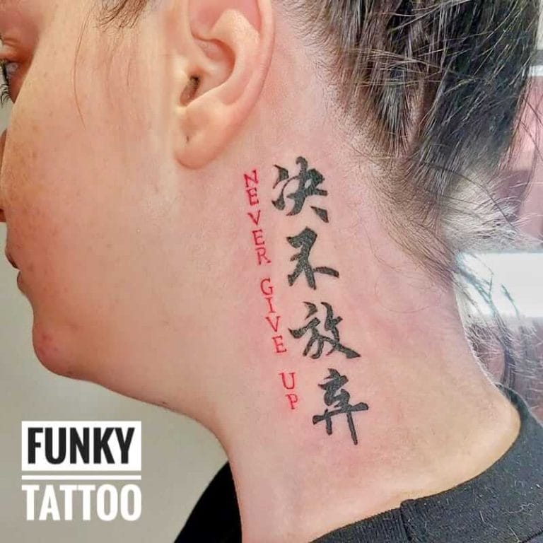 tatuaje fete tatuaje pe gat tatuaj scris chinezesc