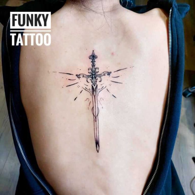 tatuaje fete salon tatuaje bucuresti tatuaj sabie pe spate