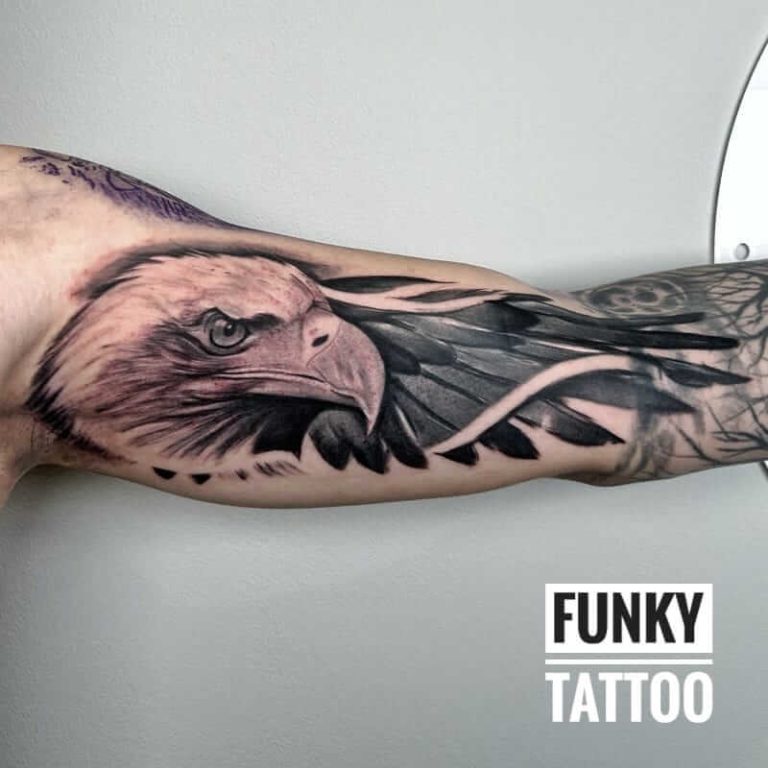 tatuaje mana idei tatuaje barbati tatuaje baiati vultur