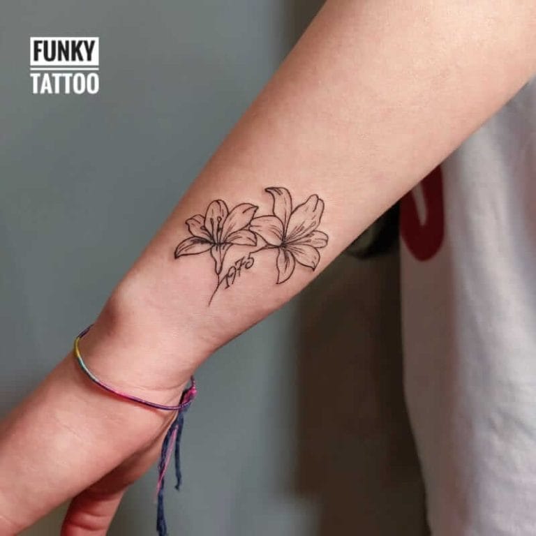 tatuaj fete pe mana tatuaje flori tatuaje mici modele