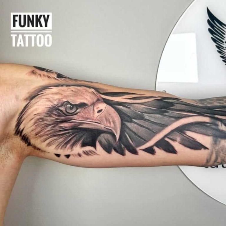 tatuaj barbati vultur tatuaj pe mana salon tatuaje bucuresti
