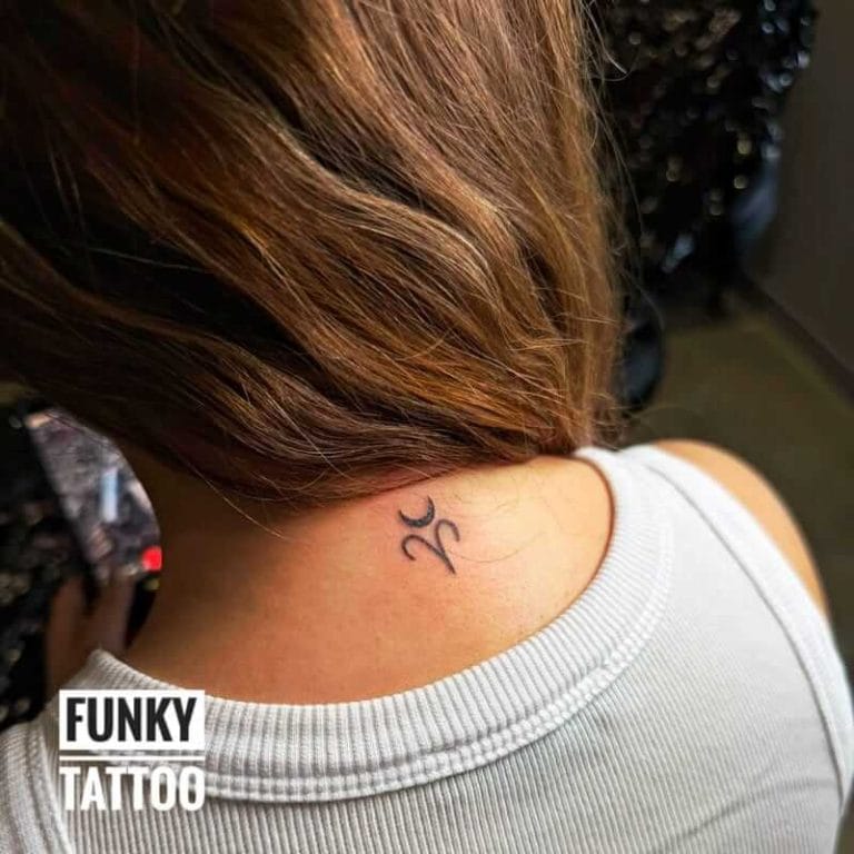 tatuaje fete tatuaj pe spate tatuaj mici la ceafa
