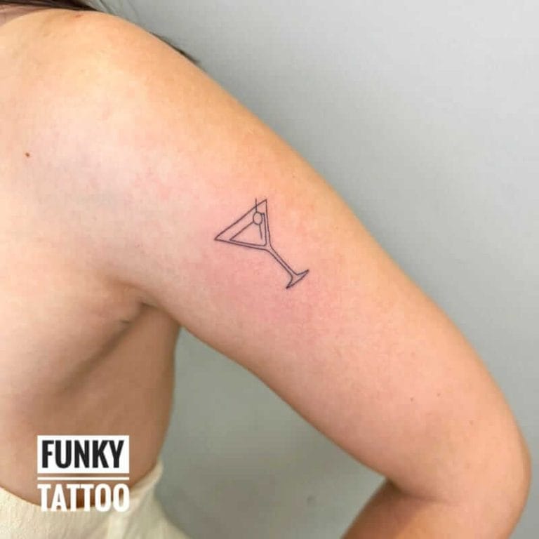 tatuaje fete tatuaje pe mana tatuaj pahar salon tatuaje mici