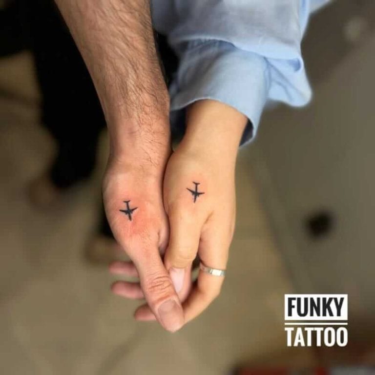 tatuaje mici pe degete tatuaje de cplu tatuaje pe mana