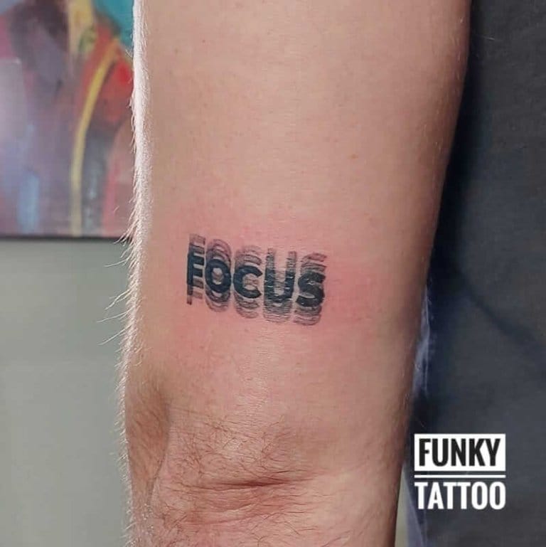tatuaje barbati baieti tatuaje pe mana tatuaje scrisuri salon tatuaje bucuresti