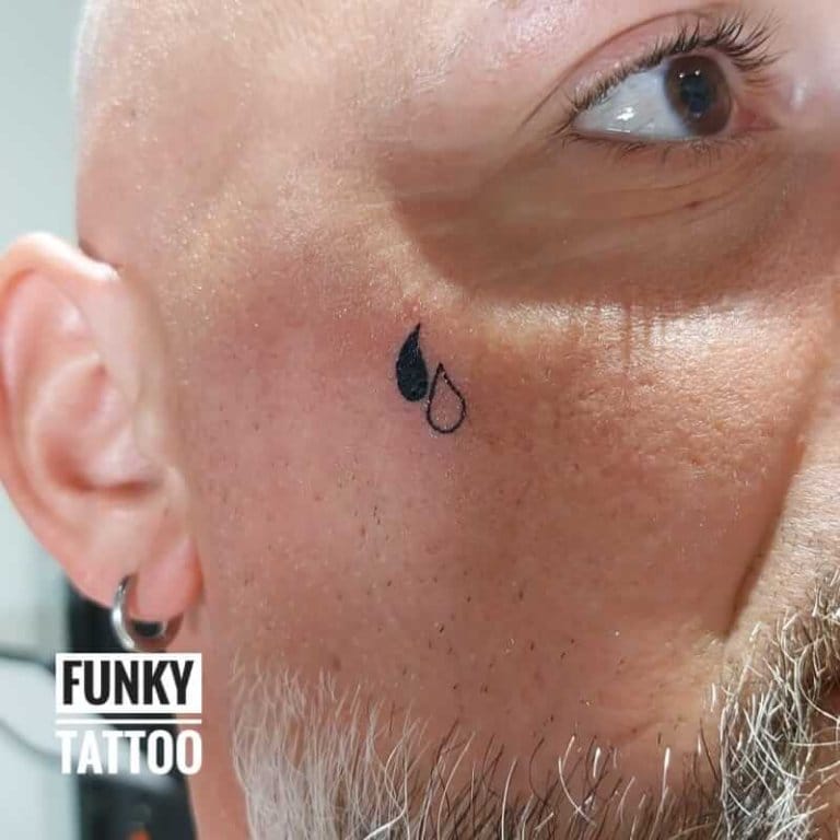 tatuaje barbati tatuaj lacrimi tatuaj pe fata salon tatuaje bucuresti