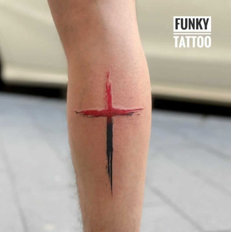 tatuaje barbati tatuaj pe picior gamba tatuaj cruce salon tatuaje bucuresti