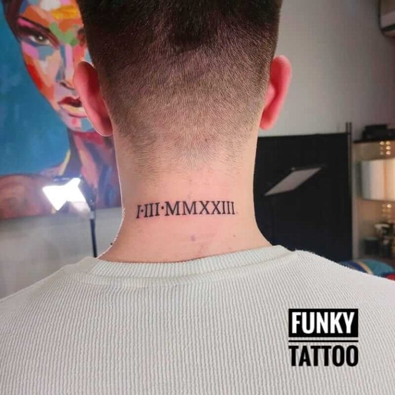 tatuaje barbati tatuaj scris pe ceafa litere romana