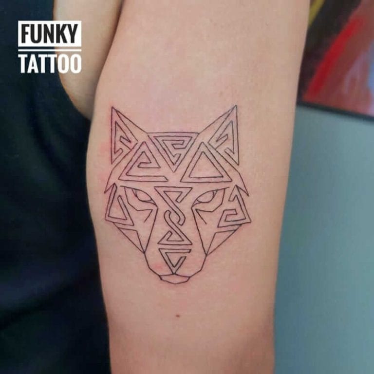 tatuaje pe mana tatuaje fete antebrat