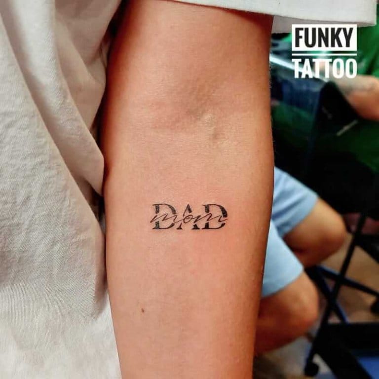 tatuaje pe mana tatuaje fete tatuaj scris salon de tatuaje