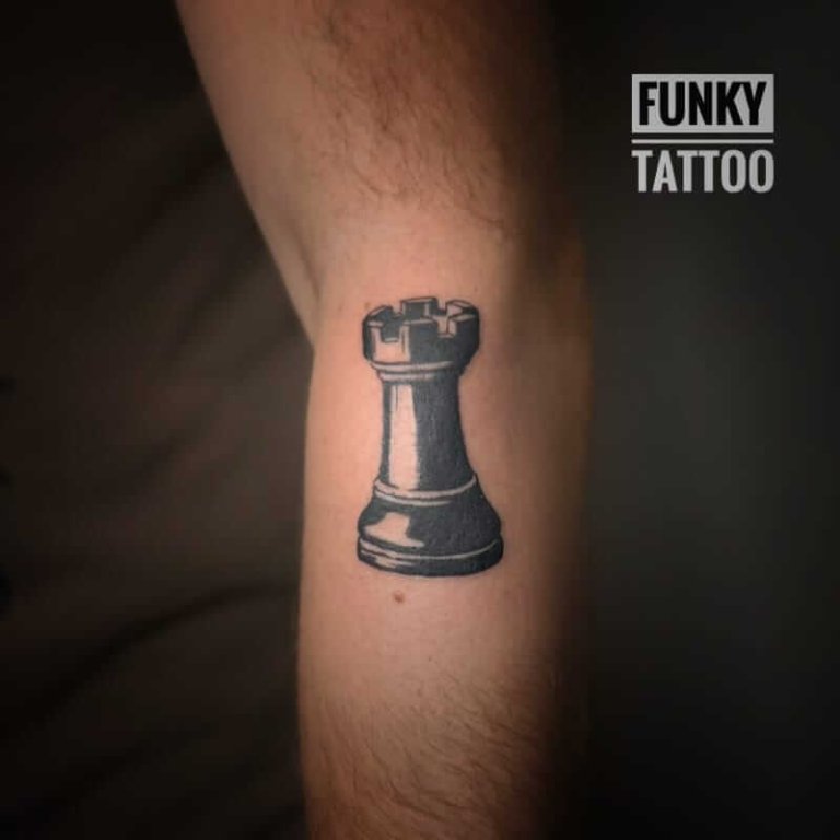 tatuaj antebrat tatuaj pe mana tatuaj tura piesa de sah salon tatuaje