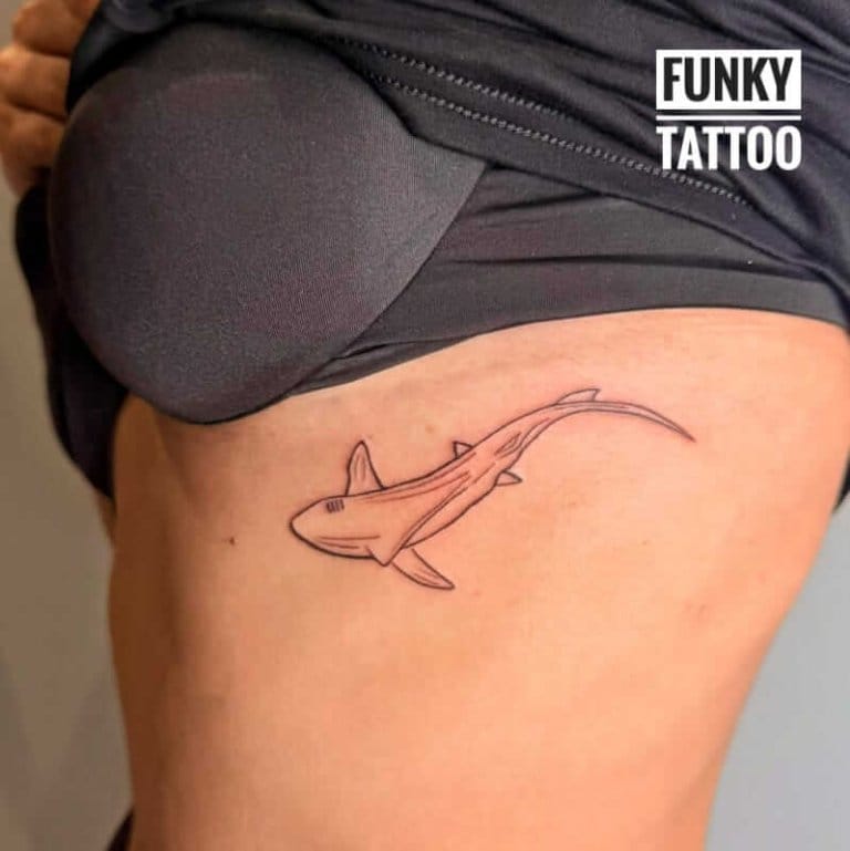 tatuaje fete pe coaste tauaj rechin salon tatuaje bucuresti