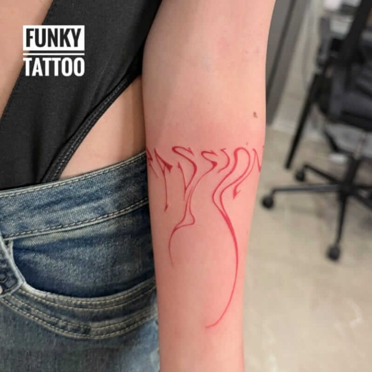 tatuaje fete tatuaj antebrat tatuaje scrisuri salon tatuaje bucuresti