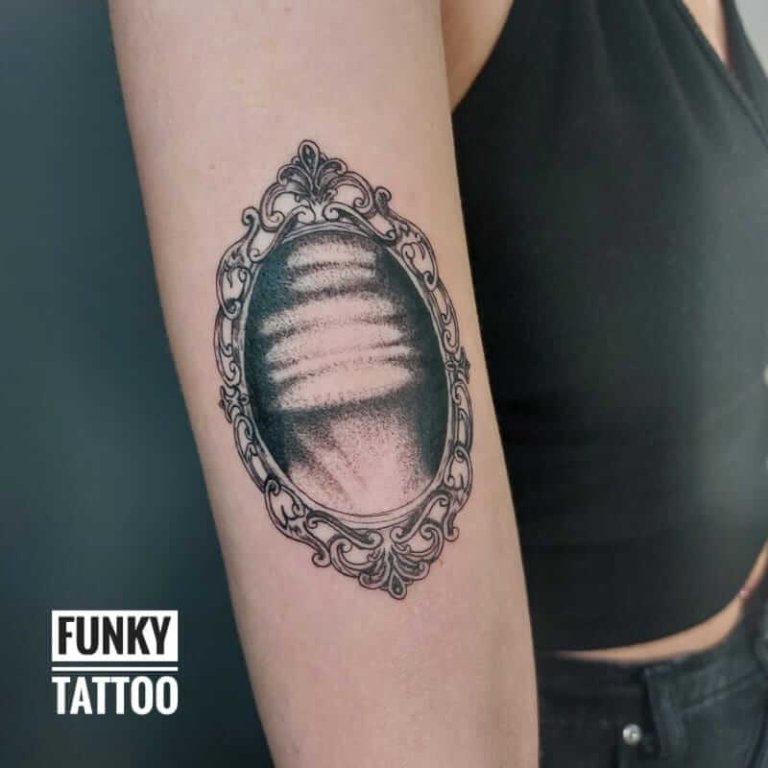 tatuaje fete tatuaj pe mana tatuaj oglinda salon tatuaje bucuresti