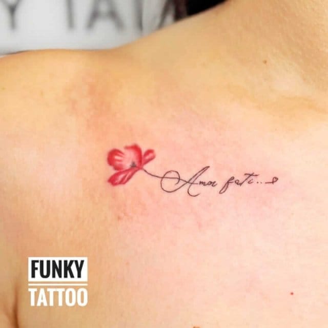 tatuaje fete tatuaje mici tatuaje flori color tatuaj scris clavicula salon tatuaje