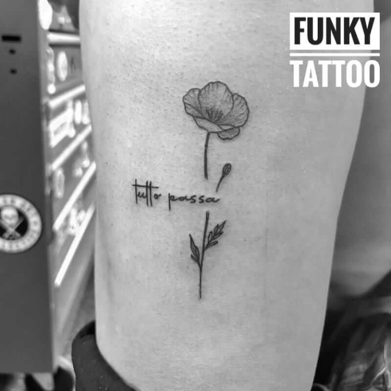 tatuaje fete tatuaj pe picior tatuaje scrisuri flori salon tatuaje bucuresti