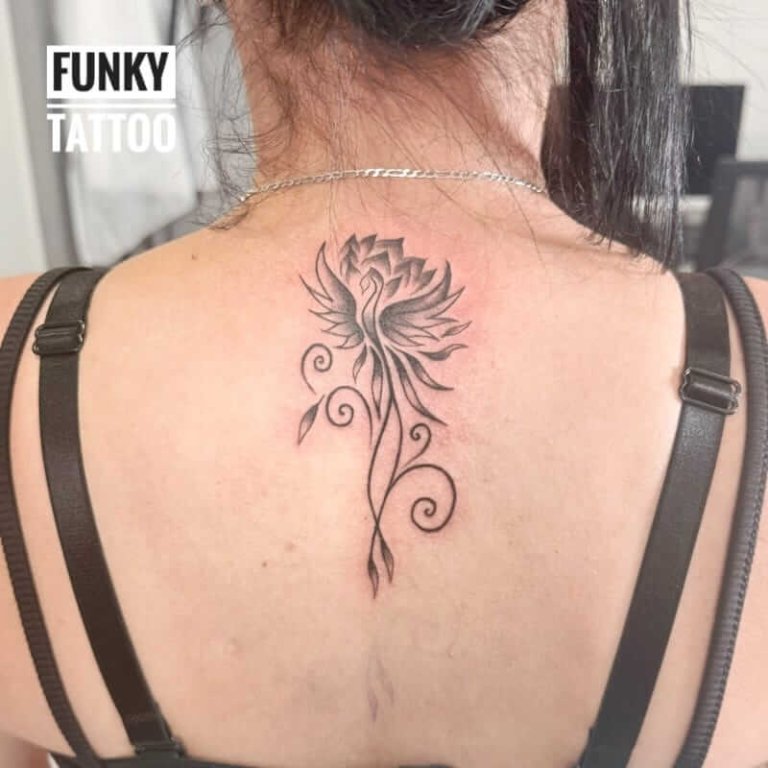 tatuaje fete tatuaj pe spate pasarea pheonix salon tatuaje bucuresti