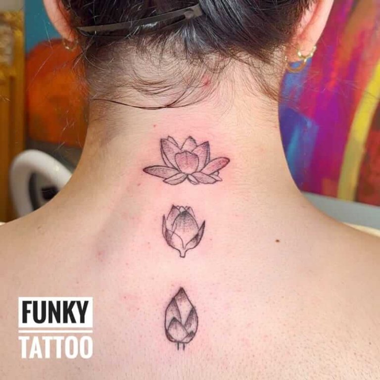 tatuaje fete tatuaje flori lotus pe coloana salon tatuaje bucuresti