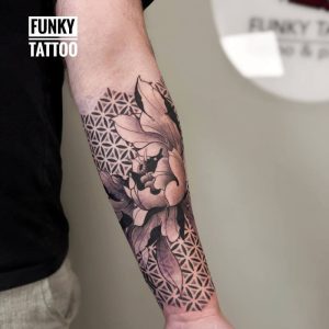 Tatuaj mana idei tatuaje barbati modele tatuaj geometric floare salon tatuaje bucuresti