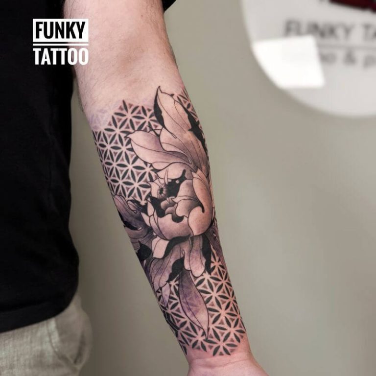Tatuaj mana idei tatuaje barbati modele tatuaj geometric floare salon tatuaje bucuresti