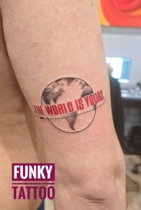 tatuaj pe mana tatuaje barbati tatuaj scris salon de tatuaje