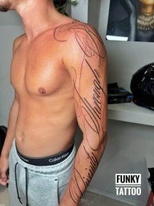 tatuaje barbati tatuaj pe mana tatuaje scrisuri salon tatuaje bucuresti