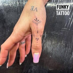 tatuaj pe degete tatuaje mpe mana salon de tatuaje bucuresti