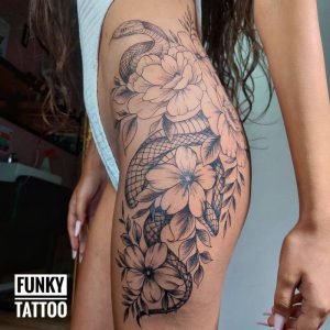 tatuaje fete tatuaj pe coapasa tatuaj pe picior tatuaje flori salon tatuaje bucuresti