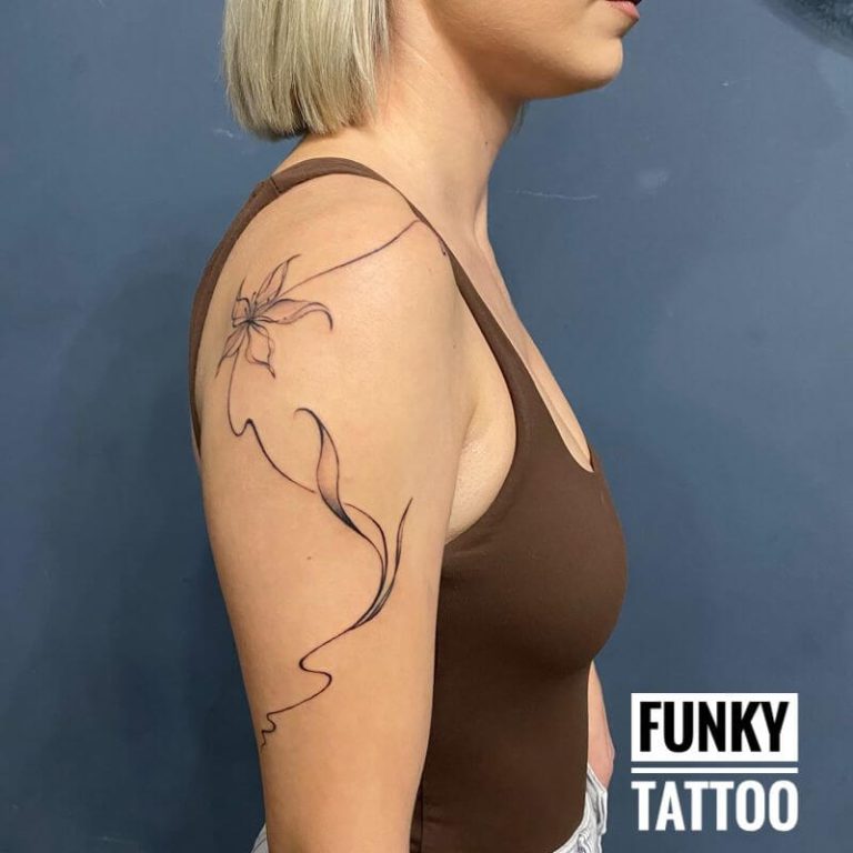 tatuaje fete tatuaj pe mana tatuaje linework salon de tatuaje bucuresti