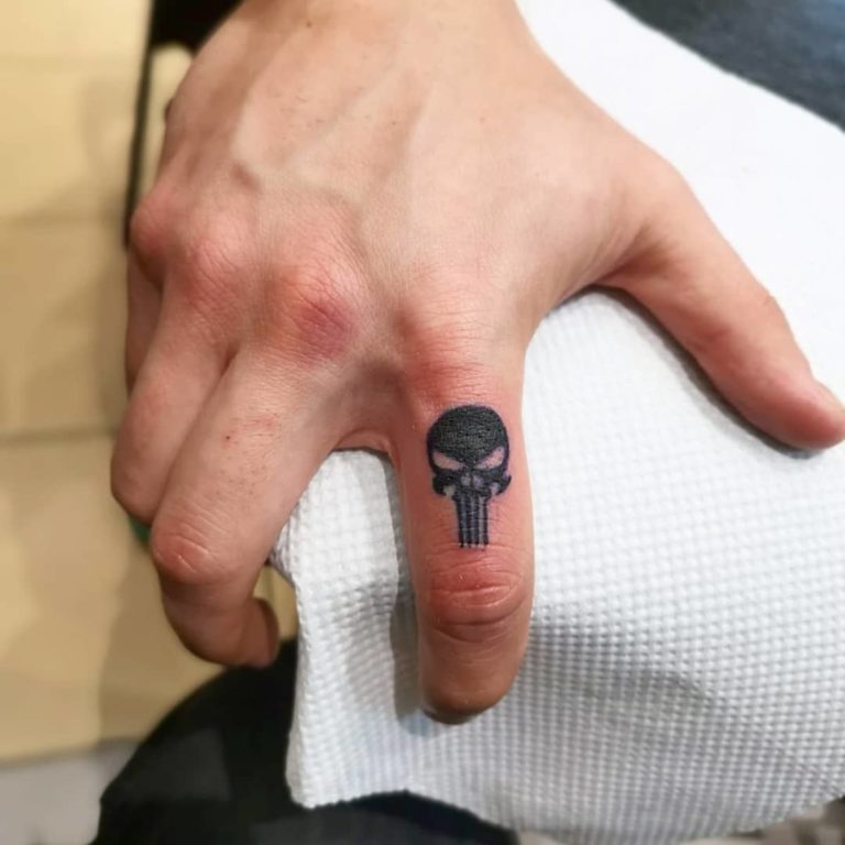 salon de tatuaje bucuresti tatuaje pe degete tatuaje pe maini tatuaje barbati pe mana