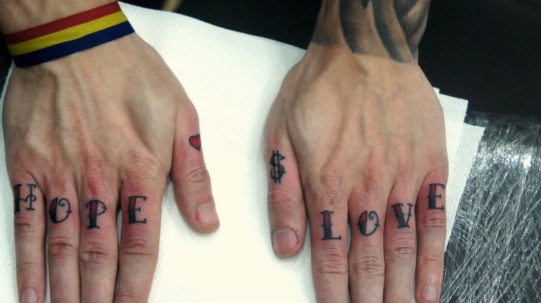 salon tatuaje funky tattoo bucuresti tatuaj scris tatuaj degete barbati tatuaj love