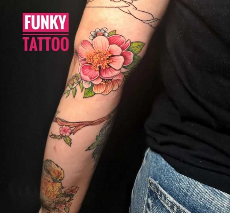 salon tatuaj color fete pe mana tatuaj flori